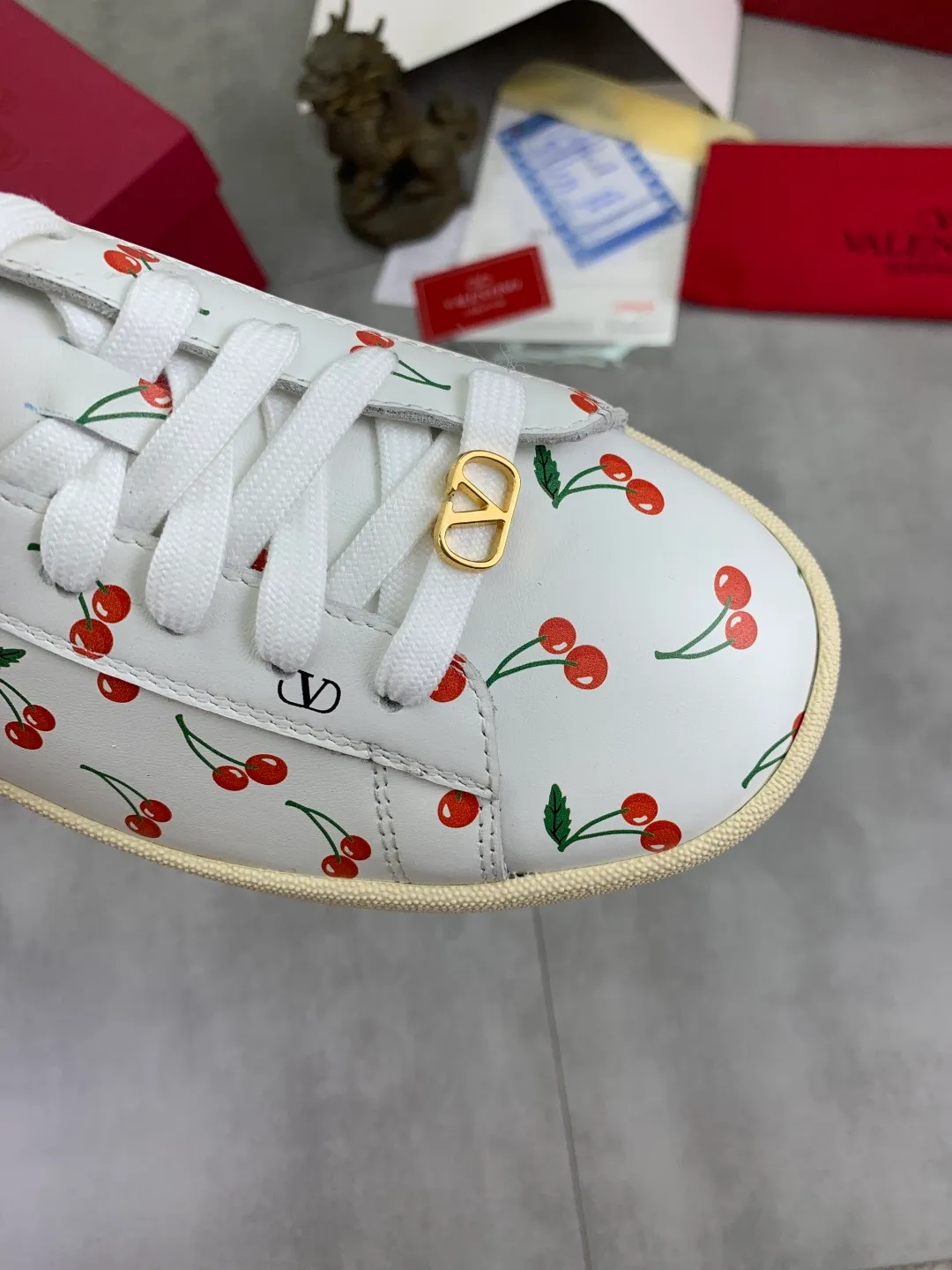 Men's men's shoes 💰P520 New style 💰 Top version Valentino Valentino 25/ Royco series Cherry 🍒Couple style Casual sneakers White shoes Original purchase and development Production Classic and timeless low-top sneakers outline a lazy silhouette, supplemented by low-key and restrained brand details, evolved into a must-have item in the wardrobe, comfortable and versatile!  ✔️Fabric: Original customized first-layer cowhide ✔️Inner lining: Imported breathable sheep lining ✔️Sole: Original molded anti-slip rubber material ✔️Size: 38-45